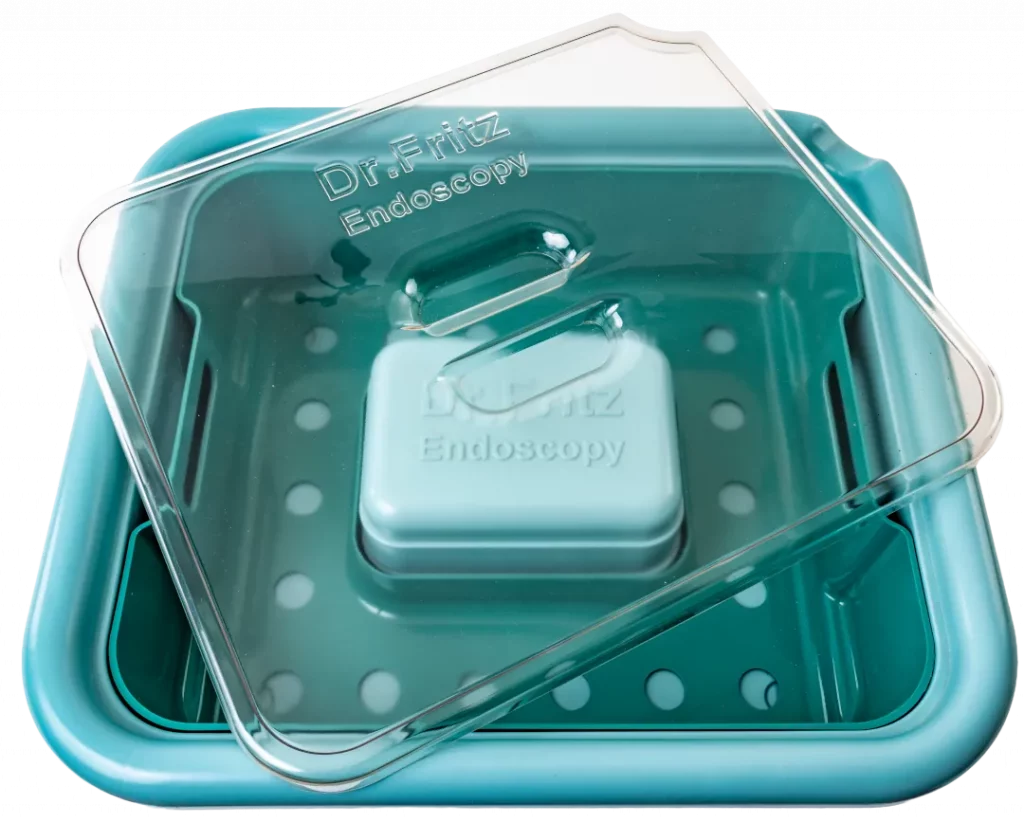 Tiefgezogene Wanne mit Siebeinsatz und durchsichtigem Deckel aus unterschiedlichen Kunststoffen