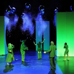 Überdimensionale Christbaumkugeln aus zwei tiefgezogenen Schalen für eine Theaterbühne