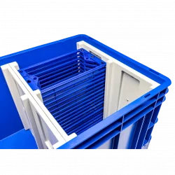 Tiefzieheinsätze aus ABS, die in einem Standardbehälter befestigt werden und so eine exaktes Einlagern und Entnehmen von Kleinteilen durch ein Handlingsystem ermöglichen