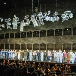 Transparente Objekte wie Amphoren, Vasen, Behälter, die aus thermisch geformten Halbschalen gefertigt wurden