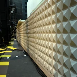 Tiefgezogene pyramidenförmige Verkleidung für die Wand und den Tresen auf einer Theaterbühne