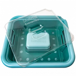 Aufbewahrungswanne für medizinisches Gerät mit einem Siebeinsatz zum Abtropfen von Flüssigkeiten sowie Deckel mit angeformtem Kundenlogo